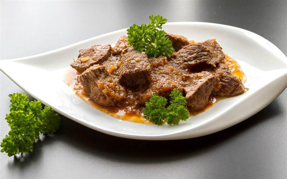 тушеное мясо в тарелке